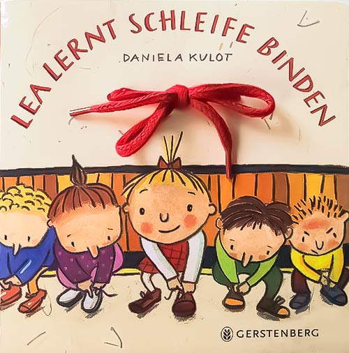Lea lernt Schleife binden